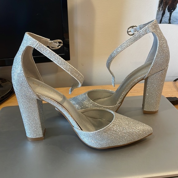 Dream Pairs Silver Glitter 4” strappy Heels size 6 Ladies - Picture 2 of 8
